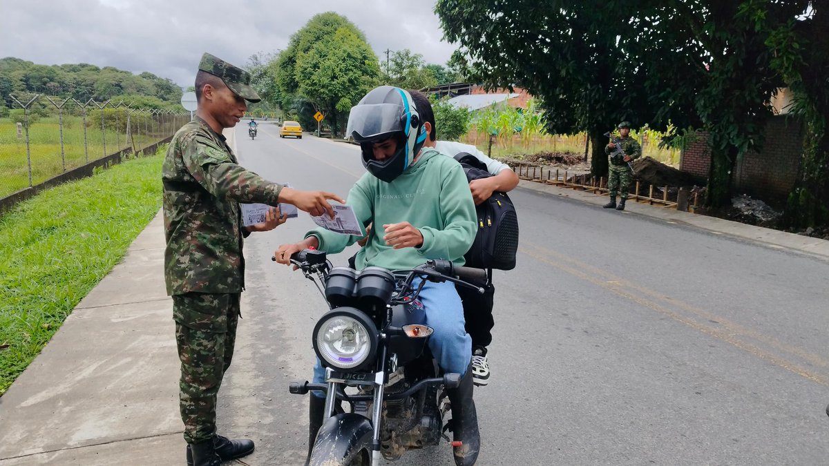 Ejercito_Div6's tweet image. 🇨🇴 El Batallón de Infantería N.º 25 de la #Brigada27 realizó un puesto de control psicológico en la vereda El Porvenir, municipio de Villagarzón, #Putumayo, desarrollando una jornada pedagógica para fortalecer la protección de los #DDHH y el #DIH.
🗣️ A través del diálogo y la…