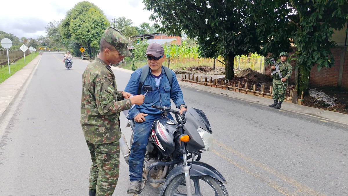 Ejercito_Div6's tweet image. 🇨🇴 El Batallón de Infantería N.º 25 de la #Brigada27 realizó un puesto de control psicológico en la vereda El Porvenir, municipio de Villagarzón, #Putumayo, desarrollando una jornada pedagógica para fortalecer la protección de los #DDHH y el #DIH.
🗣️ A través del diálogo y la…