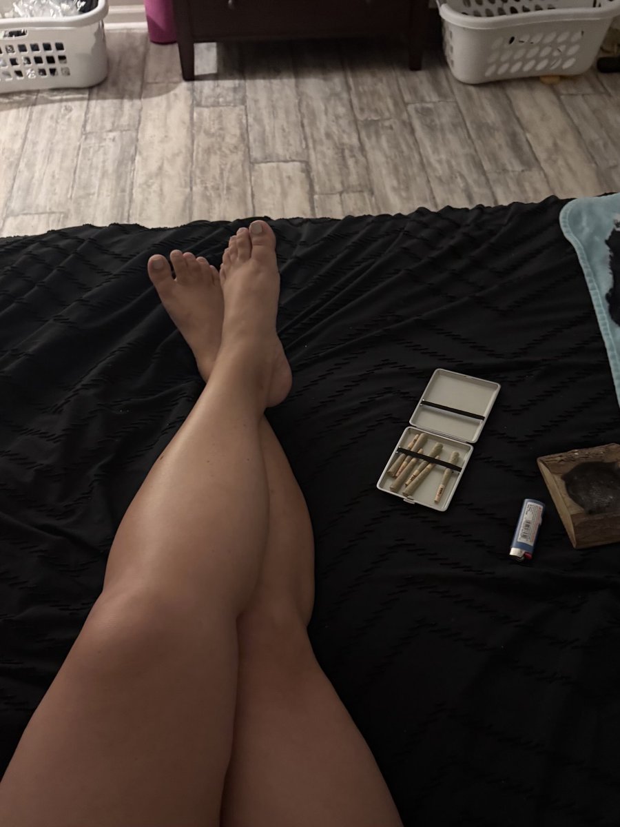 Shelley_Knight1's tweet image. My plans for Monday… to chill TF out and zone out. You’re invited if you’re down with a Walking Dead binge as well! #StonerBabe #justsomeAsianchick #smoketheweed #feet #mentalhealthday #AGAIN 💯🫶💨