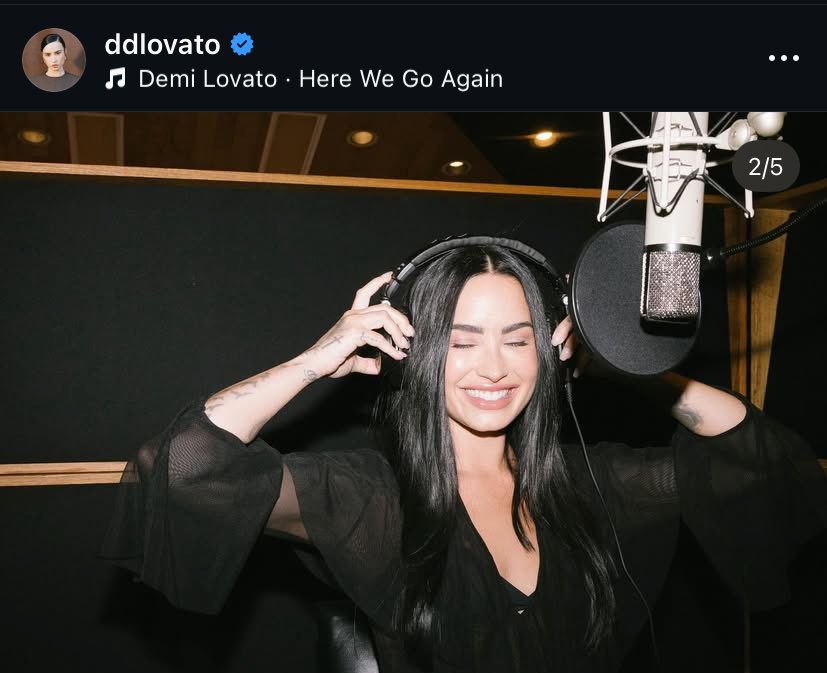 demisfolk's tweet image. ela postando com here we go again ai amo tanto ela 😭
