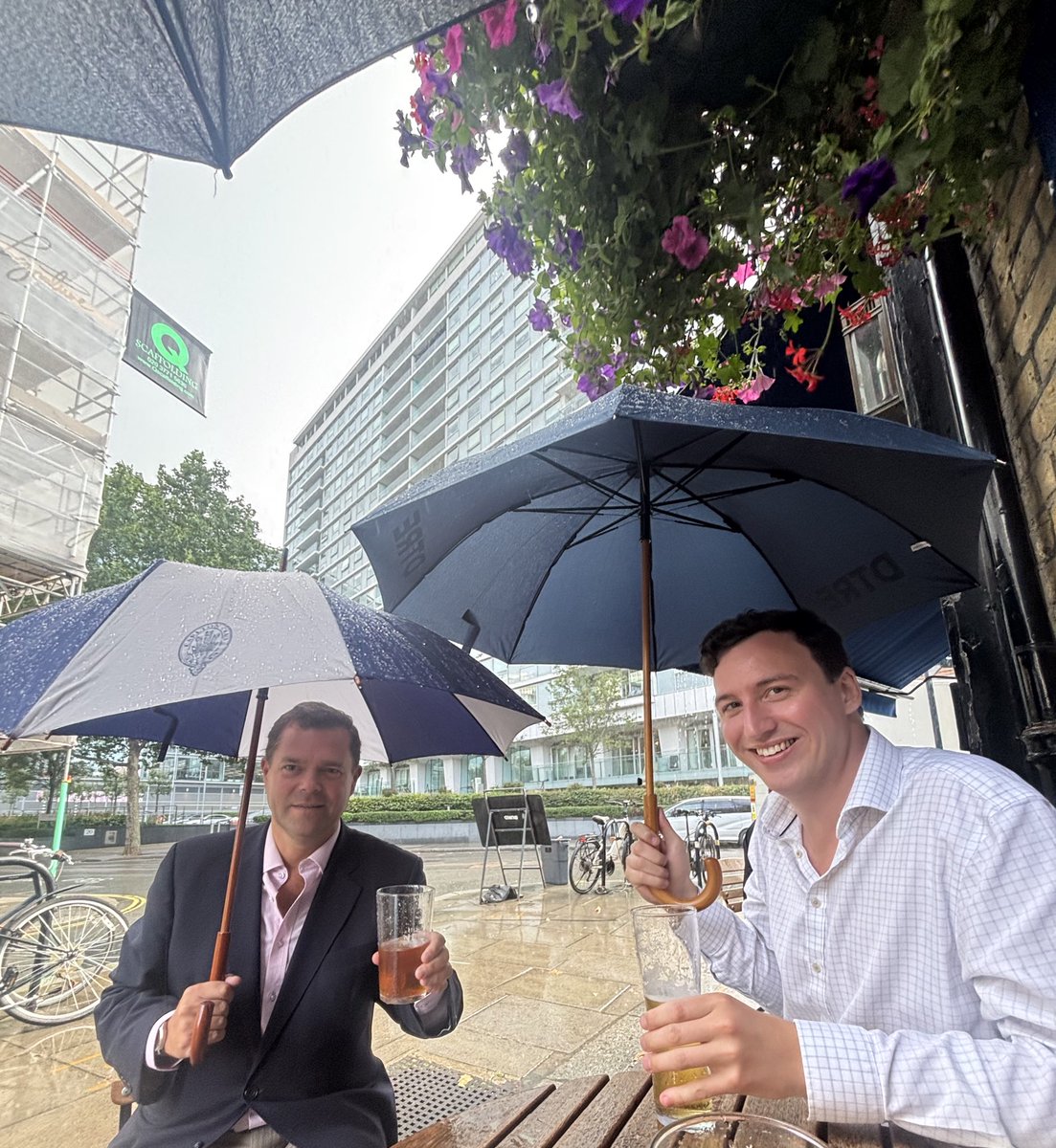 gracelunn2's tweet image. Support British Pubs rain or shine🇬🇧🍺