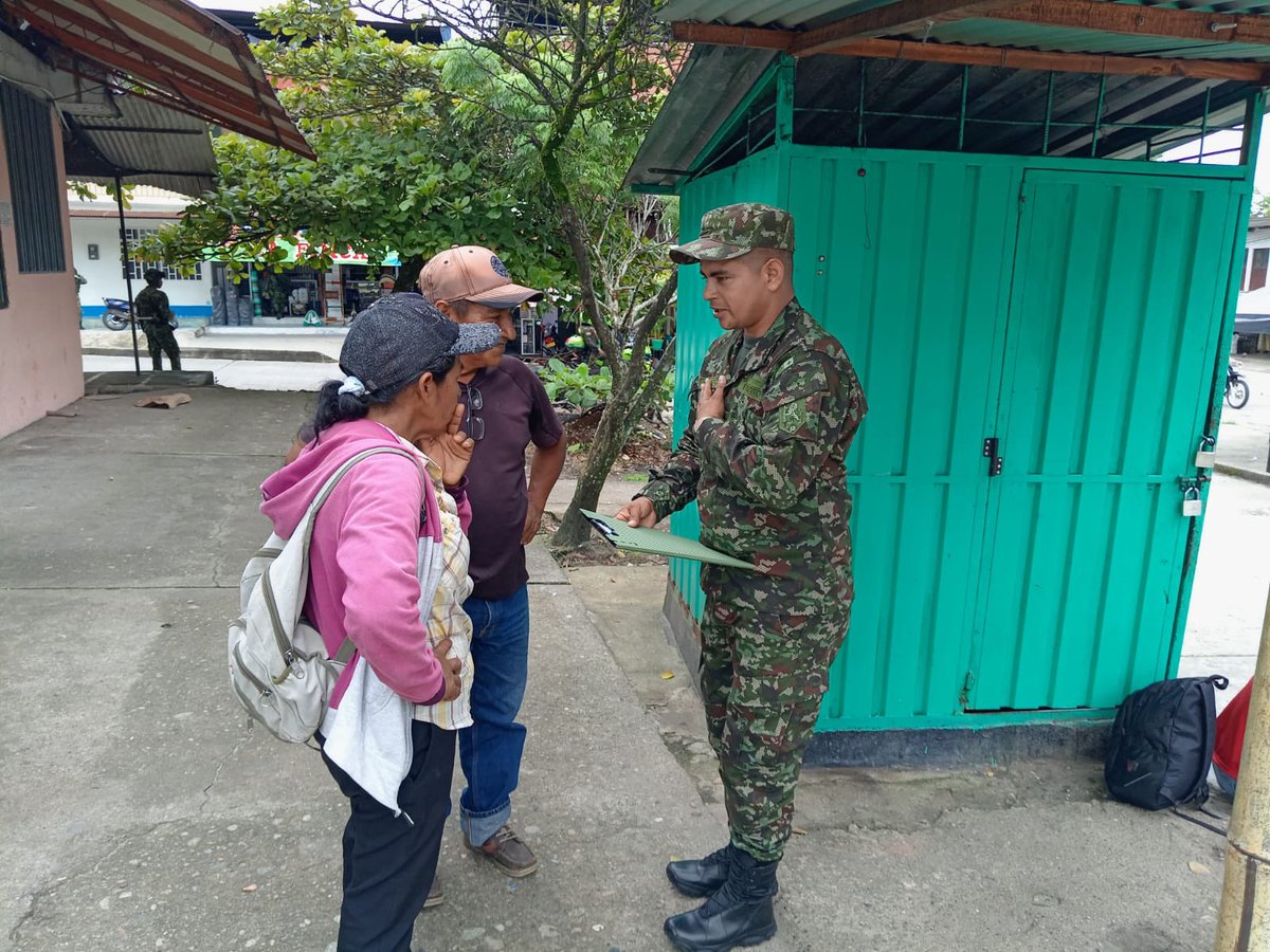 Ejercito_Div6's tweet image. 👦👧 Soldados del Batallón de Infantería N.º 58 de la #Brigada27 llevaron a cabo una jornada en el barrio Sábalo, municipio de Orito, #Putumayo, donde distribuyeron volantes para prevenir el reclutamiento forzado de niños, niñas, adolescentes y jóvenes.
📢 ¡Protejamos juntos a…