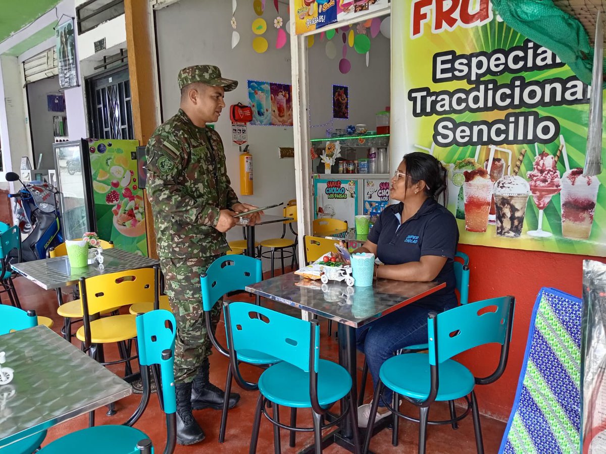 Ejercito_Div6's tweet image. 👦👧 Soldados del Batallón de Infantería N.º 58 de la #Brigada27 llevaron a cabo una jornada en el barrio Sábalo, municipio de Orito, #Putumayo, donde distribuyeron volantes para prevenir el reclutamiento forzado de niños, niñas, adolescentes y jóvenes.
📢 ¡Protejamos juntos a…