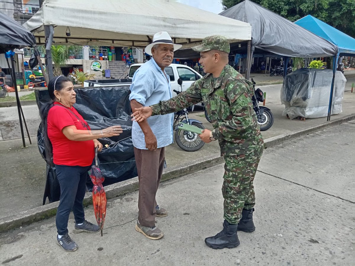 Ejercito_Div6's tweet image. 👦👧 Soldados del Batallón de Infantería N.º 58 de la #Brigada27 llevaron a cabo una jornada en el barrio Sábalo, municipio de Orito, #Putumayo, donde distribuyeron volantes para prevenir el reclutamiento forzado de niños, niñas, adolescentes y jóvenes.
📢 ¡Protejamos juntos a…