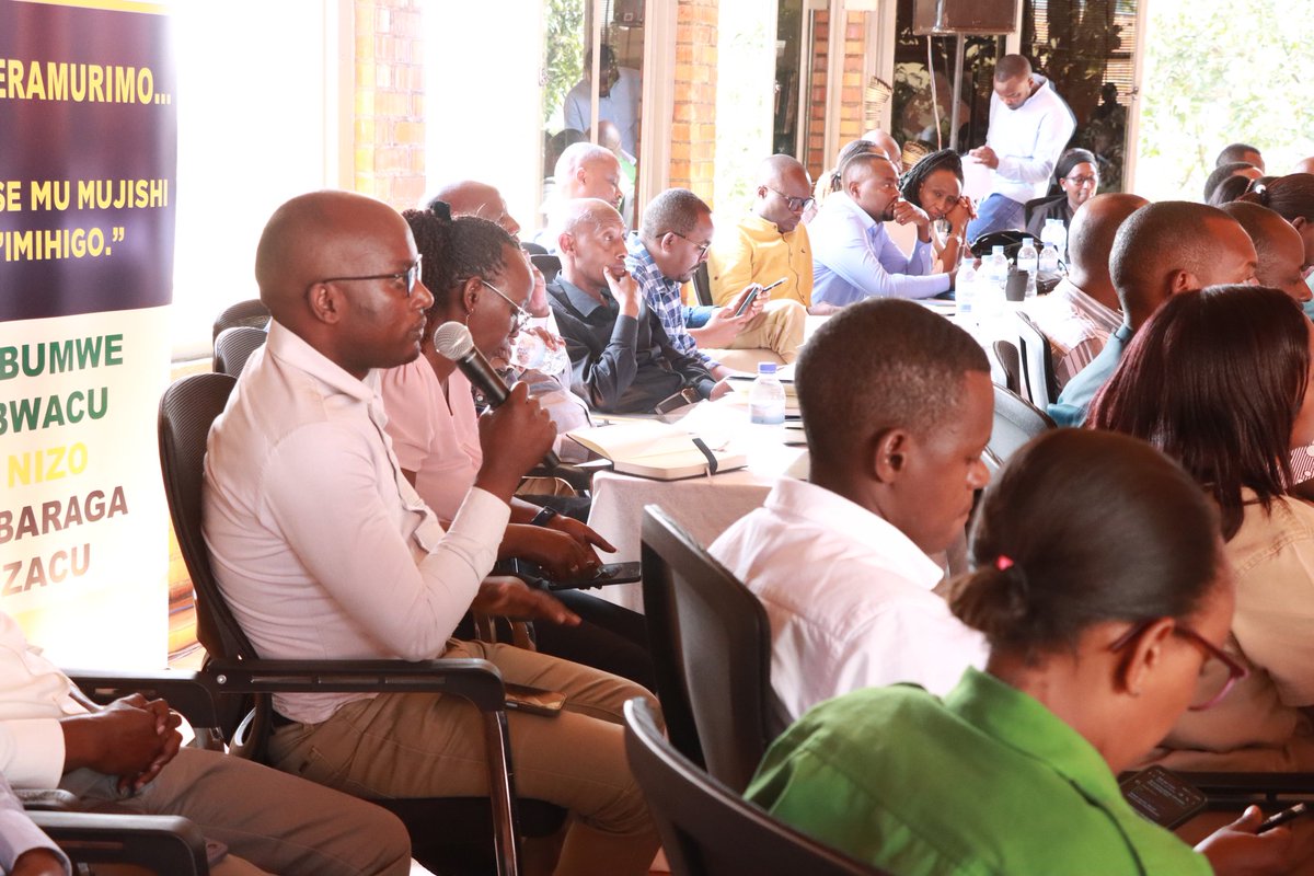 BugeseraDistr's tweet image. Kuri iki gicamunsi, Dr. Birasa Nyamulinda, impuguke ifasha Akarere gutegura igenamigambi ry'iterambere ry'Akarere #DDS, yatanze ikiganiro ku bakozi b'Akarere bari mu mwiherero uri kubera mu Murenge wa Mareba, kigaruka ku mishinga n'ibikorwa bizakorwa mu myaka itanu iri imbere.