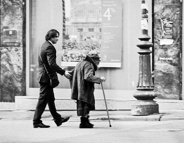 *التخصص الوحيد الذي لن تجده في أي جامعة* 
*هو : " الأخلاق " .. قد يحمله "عامل نظافة" .. ويرسب فيه "بروفيسور".*