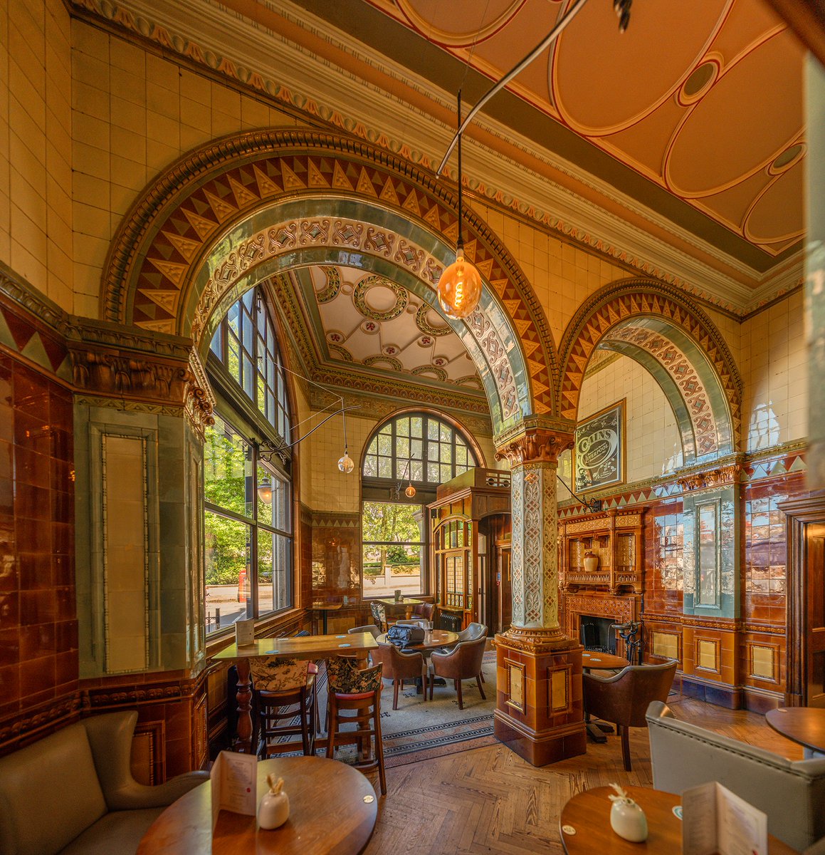 LiverpoolVista's tweet image. #Liverpool has so many wonderful looking pubs. Dr Duncan's, St John's Lane, Liverpool.