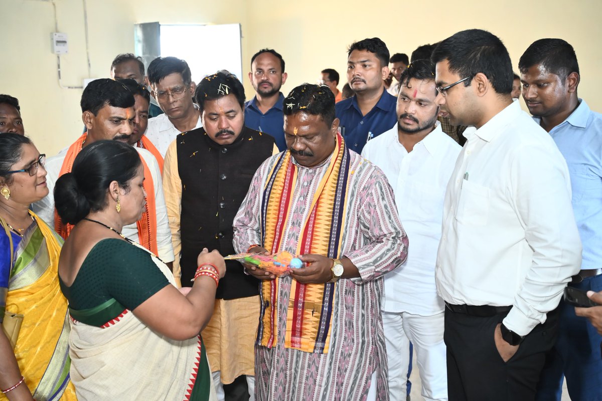 koraputdm's tweet image. ମାନ୍ୟବର ମନ୍ତ୍ରୀ ଗ୍ରାମ୍ୟ ଉନ୍ନୟନ, ପଞ୍ଚାୟତିରାଜ ଓ ପାନୀୟ ଜଳ ବିଭାଗ , ଓଡ଼ିଶା ସରକାର କୋରାପୁଟ ଜିଲ୍ଲା ଗସ୍ତ ଅବସରରେ ଆଜି  କୋରାପୁଟ ବ୍ଲକ ଅନ୍ତର୍ଗତ ପଦ୍ମପୁର ଗ୍ରାମ ପଞ୍ଚାୟତ କାର୍ଯ୍ୟାଳୟ, ଗ୍ରାମୀଣ ଶିଳ୍ପ ଉଦ୍ୟାନ,ଦଶମନ୍ତପୁର ବ୍ଲକ ଅନ୍ତର୍ଗତ ବାଉଁଶଗୁଡା ସ୍ଥିତ କଫି ନର୍ସରୀ, ସେମିଳିଗୁଡା ବ୍ଲକ ଅନ୍ତର୍ଗତ ରାଜପୁଟ ସ୍ଥିତ…