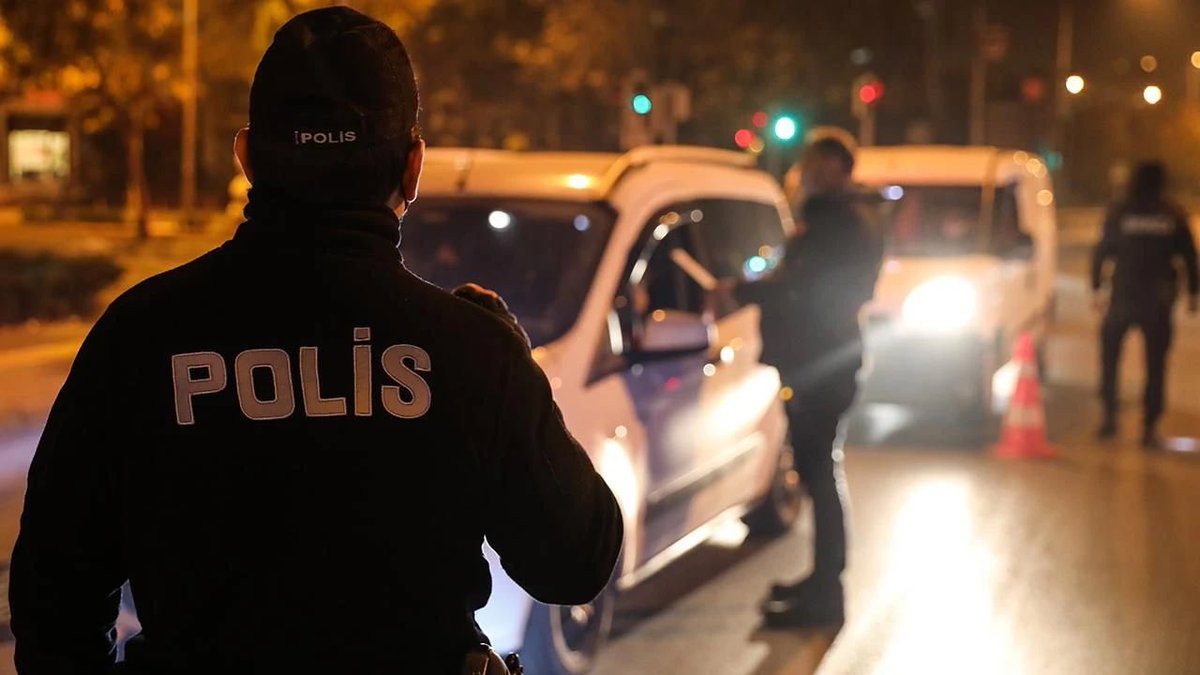 Polisler niçin üvey evlat muamelesi görüyor?
Türkiye'de üvey evlat muamelesi gören polis

Memurların içerisinde en çok çalışan ama hiç mesai almayan polis
Yeri gelir Vatan hainine Hedef olur
Yeri gelir bir uyuşturucu  müptelası veya bir hırsız Şehit eder….

 #ÜveyEvlatPolis
