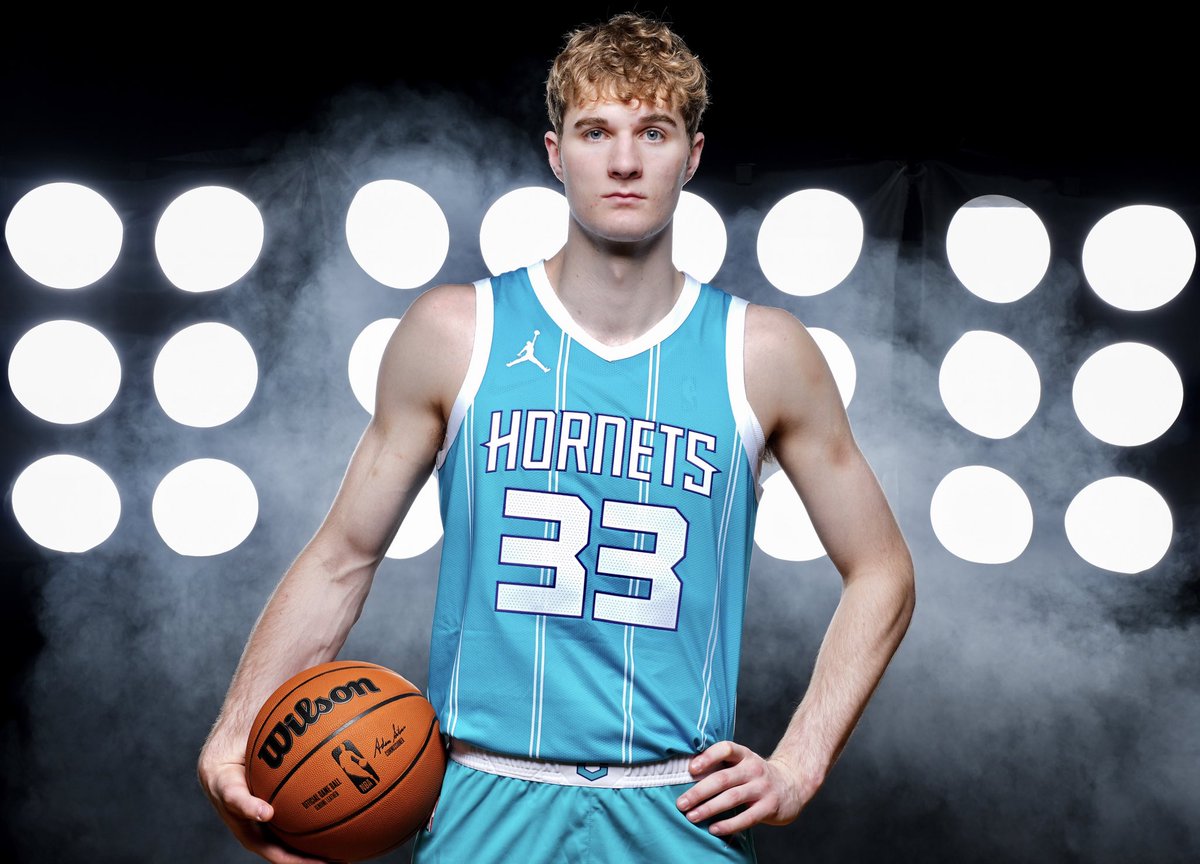 NickDePaula's tweet image. BREAKING: Charlotte Hornets standout rookie Liam McNeeley has signed a multi-year shoe deal with Nike. 📄✍️
The UConn star was named one of the “best 3 rookies at Summer League” by ESPN.