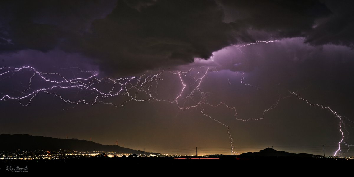 raychiarello's tweet image. More bolts from last night's storm over El Paso.
#Monsoon2025 #ElPaso #Texas #epwx #txwx #StormHour @KTSMtv @NWSElPaso @HannahKFOX14