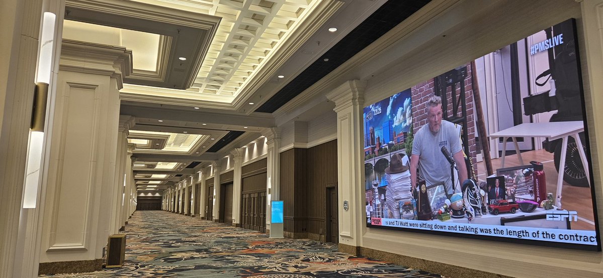 JBook_37's tweet image. The stage is set before the Big Ten commissioner takes 100 Michigan questions.
