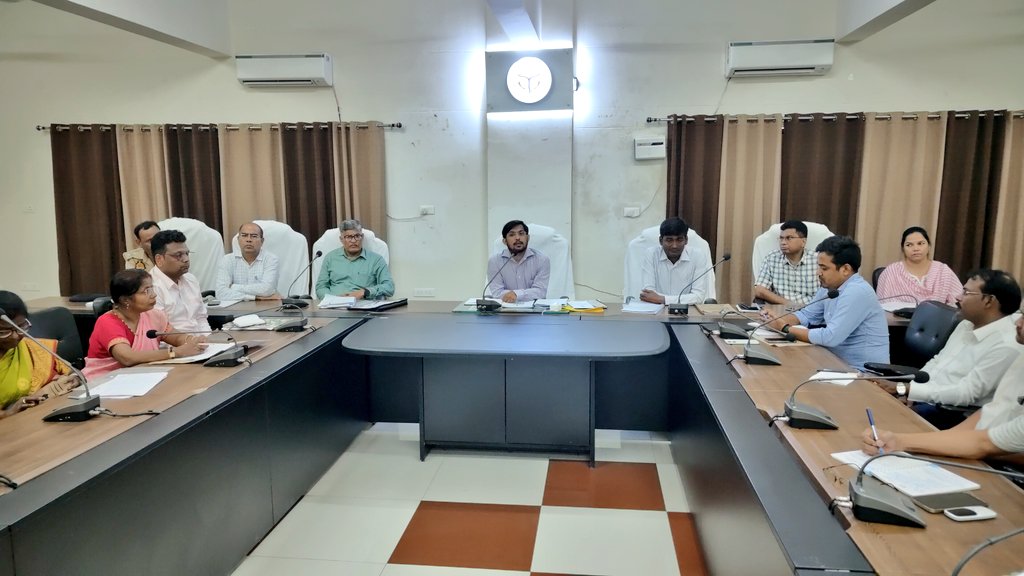 dmchandauli's tweet photo. उ०प्र० लोक सेवा आयोग, प्रयागराज द्वारा आयोजित 27 जुलाई 2025 को 25 केंद्रों पर समीक्षा अधिकारी/सहायक समीक्षा अधिकारी (प्रा०) परीक्षा-2025 की तैयारी बैठक कलेक्ट्रेट सभागार में आयोजित हुई। नकलविहीन एवं शांतिपूर्ण ढंग से संपन्न कराने हेतु सम्बन्धित को आवश्यक दिशा-निर्देश दिए गए। https://t.co/GDMBKweKSJ