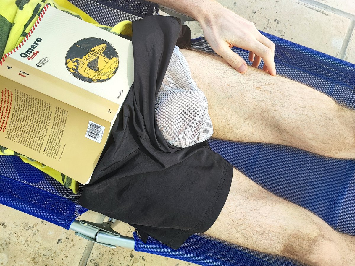 Terrazza pugliese.
#estate #summer #letture #libro, sole, vento e sdraio.
#gingerman #gingerboy #redhair #legs #bulge
#softporn #bisex #gay