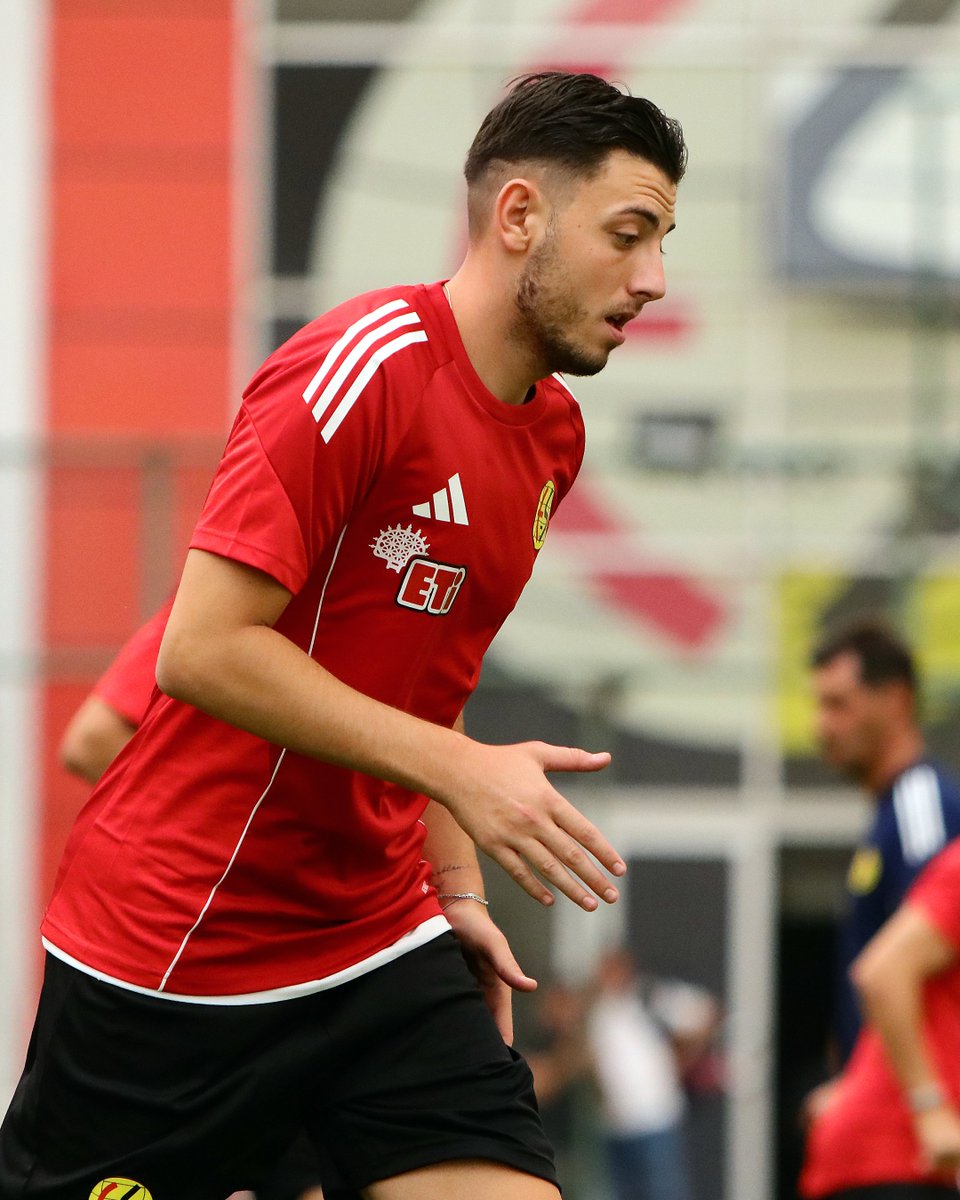 Takımız, 2025-2026 sezonun ilk antrenmanını Teknik Direktörümüz Serdar Göçerler ve ekibinin yönetiminde, Vali Hanefi Demirkol Tesislerimizde gerçekleştirdi.