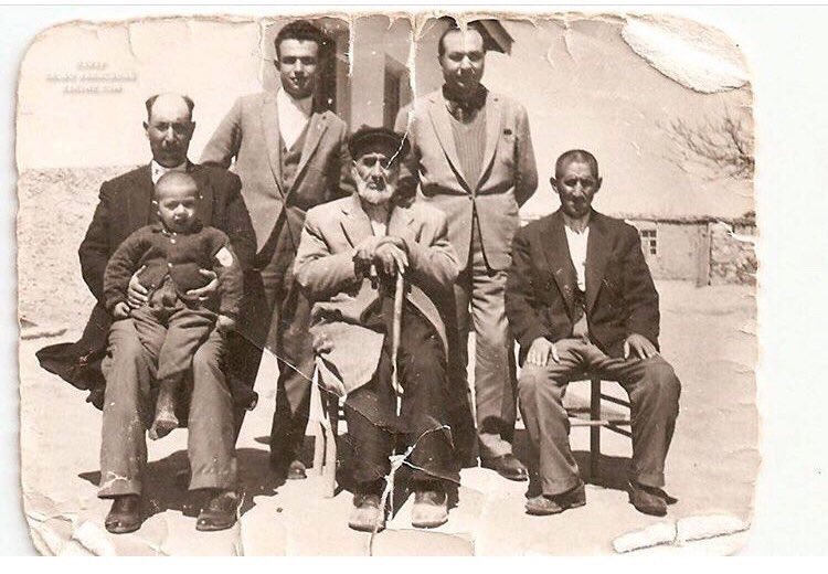 1960, Anadolu Kürtleri, Konya (Kulu - Karacadağ) 

Xelikan (Reşwan) aşiretinden din alimi Hacı Halil ‘Xoci Mala Bire’ (bastonlu olan) Medrese eğitimini Mısır’da almıştır.