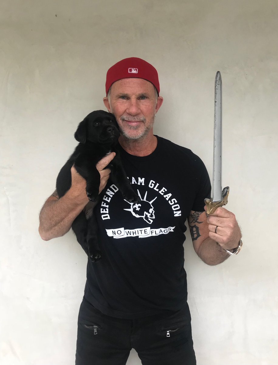 ChiliPeppersArg's tweet image. Hoy es el día mundial del perro 🐶 un día para también pedir por los miles de animales que necesitan un hogar, un poco de alimento y el merecidisimo calor de una familia.
✳️ Durante la última gira de la banda en el último trayecto por norteamérica, Anthony Kiedis y Red Hot Chili…