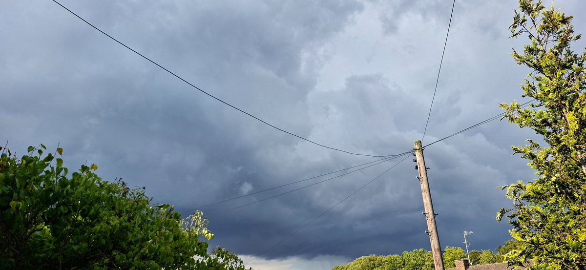 TangoH21's tweet image. Some good rumbles of thunder and dramatic skies from these cells passing over Sussex 🌩
#ukweather #thunderstorm