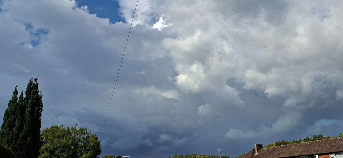 TangoH21's tweet image. Some good rumbles of thunder and dramatic skies from these cells passing over Sussex 🌩
#ukweather #thunderstorm