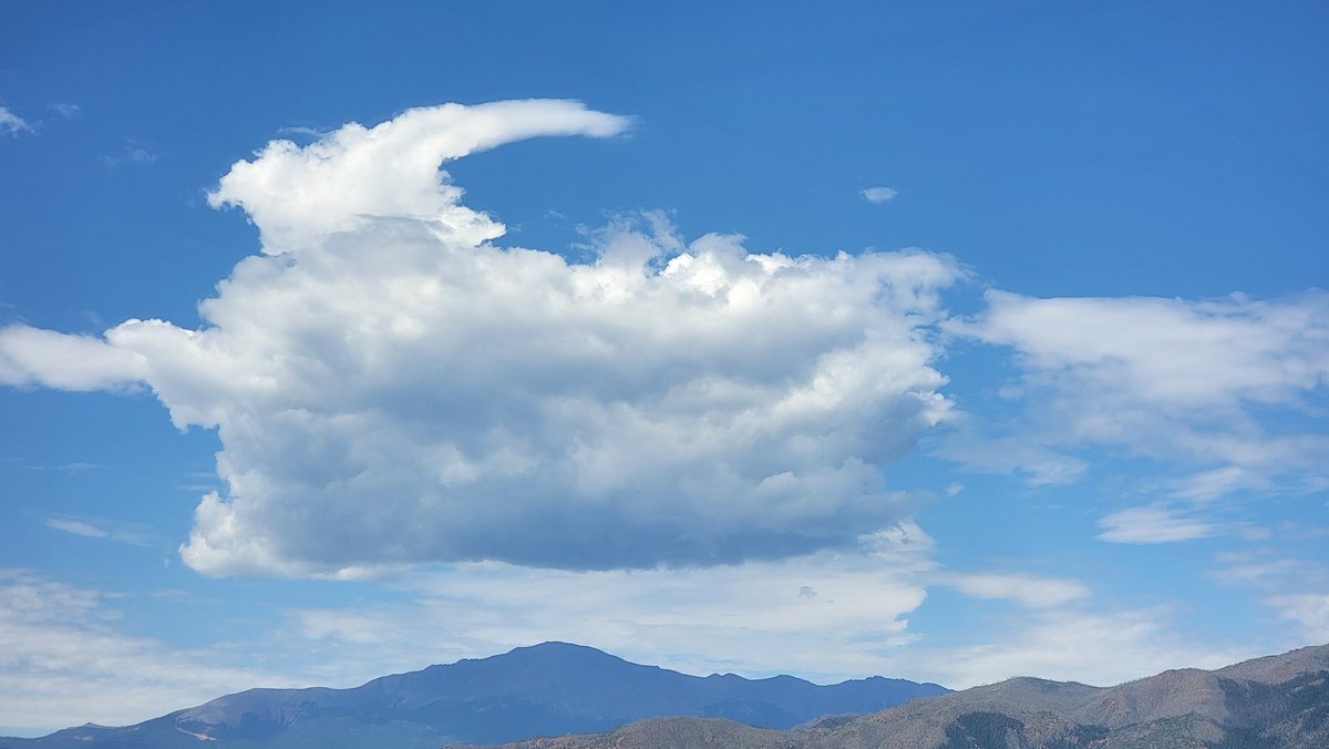 MattBlueThunder's tweet image. There is a hook over Pikes Peak.