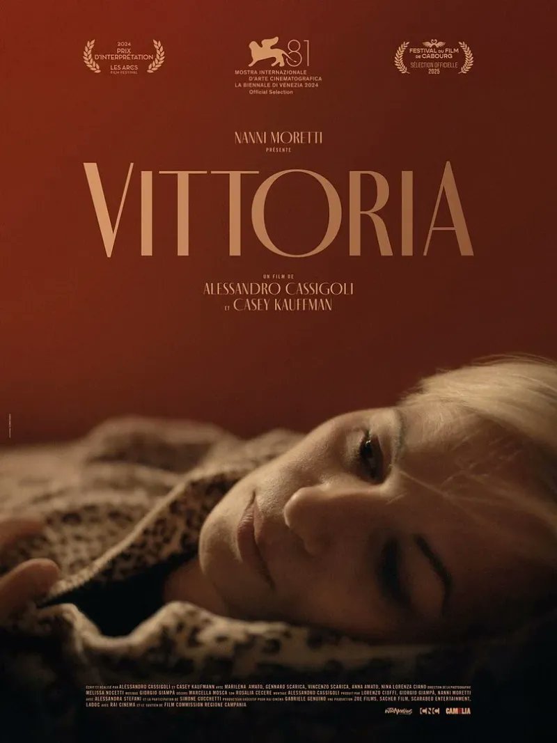CineverseOff's tweet image. « Espoirs et désillusions jalonnent Vittoria. Aux frontières du documentaire, le film esquisse un habile et singulier portrait d’une mère de 3 garçons qui, rêvant d’une fille, se lance dans une complexe quête d’adoption. Poignant. »
👉 Critique de @YohannDesplat à venir