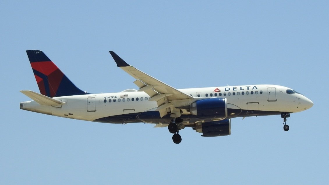 veryboeing's tweet photo. Delta Airlines #BCS1 #A220 #N142DU KSNA https://t.co/kbBgVU78RS