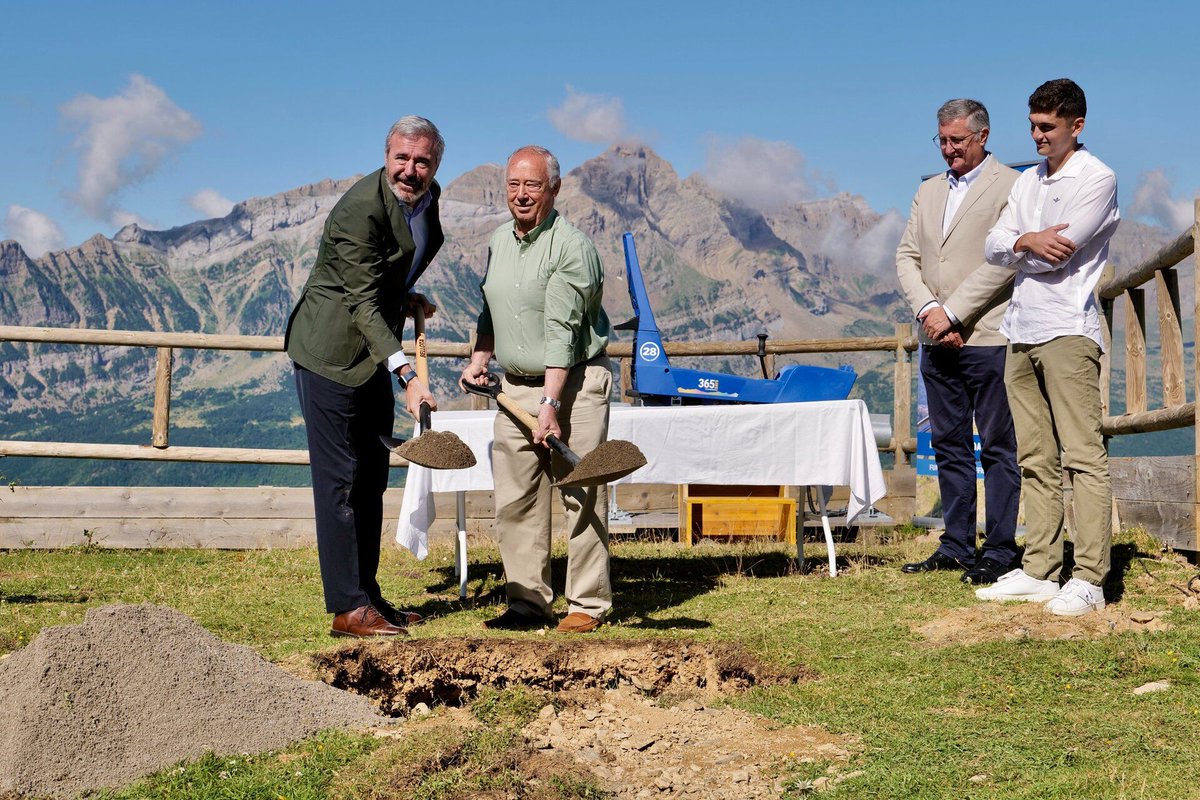 PDMAAragon's tweet image. Azcón poniendo primeras piedras. Hoy tocaba el tobogán de Panticosa, nada menos que el de mayor desnivel del mundo mundial.  
Nada como hacer del Pirineo un parque de atracciones para mejorar los intereses inmobiliarios  de sus amigos y  sin nadie que interfiera en sus planes.