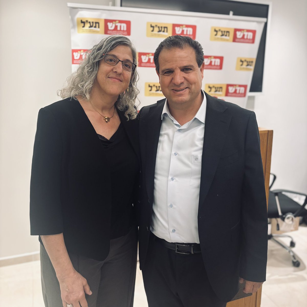 AyOdeh's tweet image. נפגשתי היום עם משלחת של התנועה הרפורמית, בראשות נשיא התנועה בארה״ב, ריק ג'ייקובס, ואורלי ארז-לחובסקי, מנכ״לית המרכז הרפורמי לדת ומדינה.
לפני כמה חודשים, ברעננה, אורלי הותקפה באלימות קשה במהלך הפוגרום שהתרחש בעת הקרנת טקס הזיכרון המשותף, אירוע שרוב המערכת הפוליטית אפילו לא טרחה…