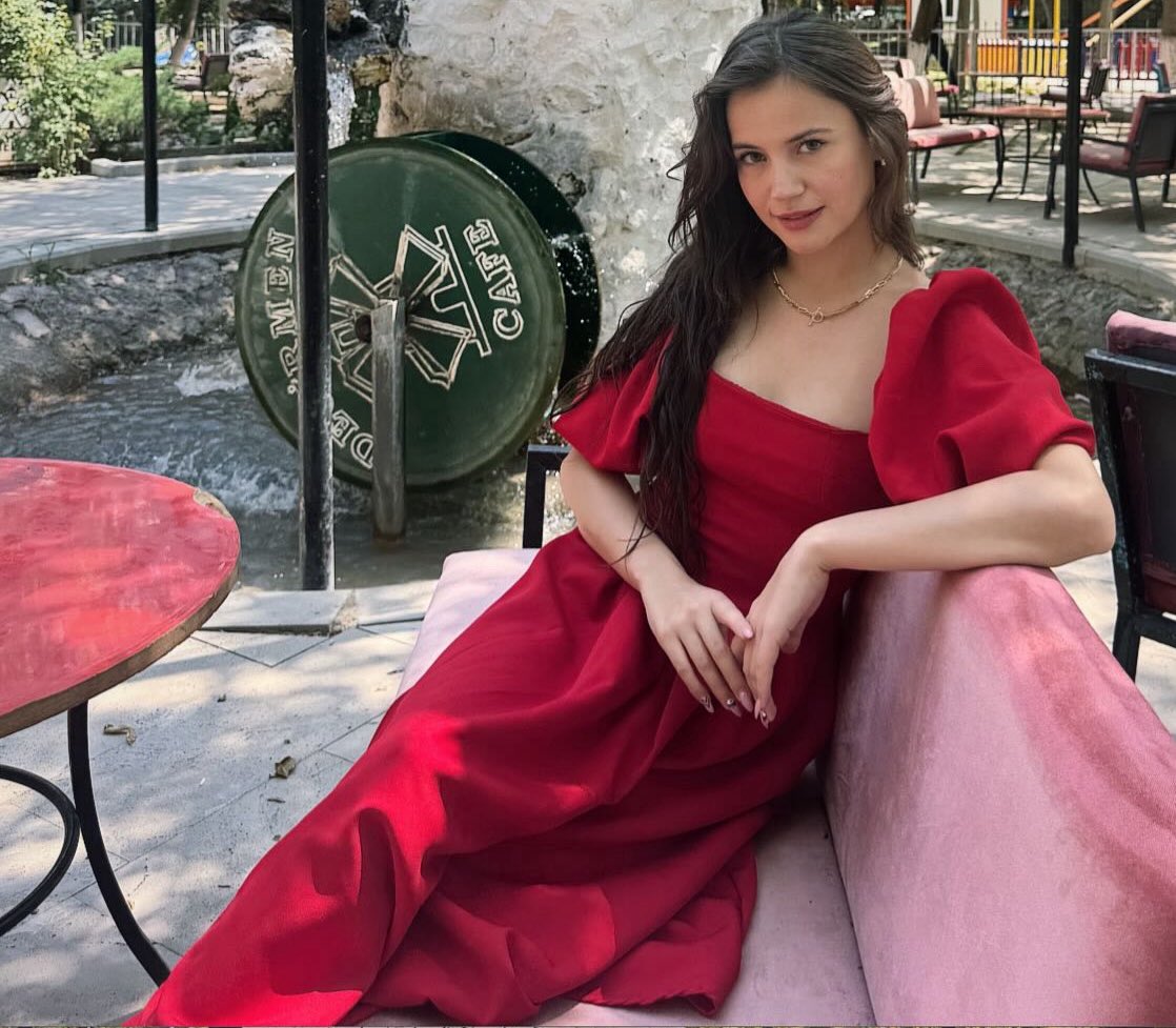 Gülüşünün huzur barındırması, Kırmızı Senin ❤️

#YağmurYüksel