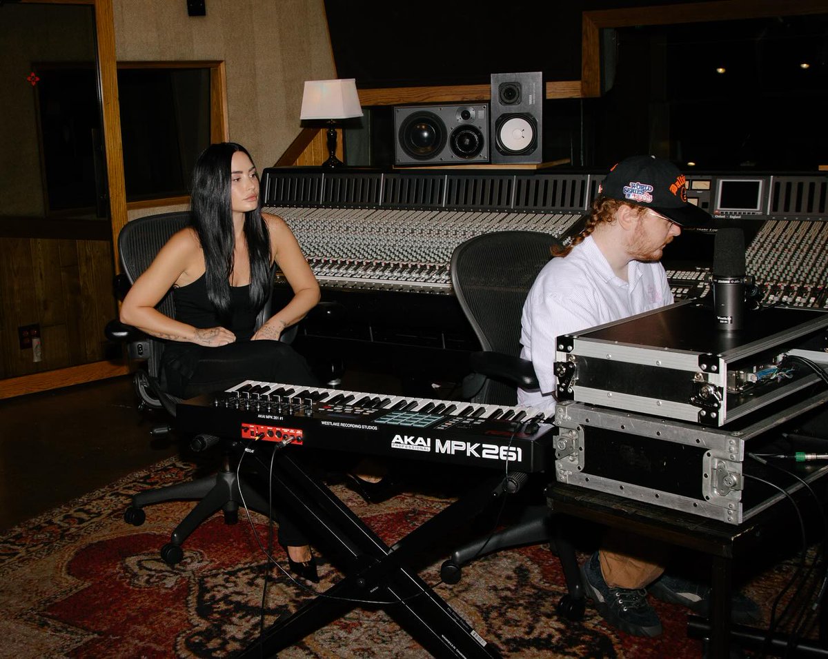 demilovatobr's tweet image. “Tem sido muito inspirador trabalhar com Demi e vivenciar sua jornada de crescimento contínuo. Ela é uma mestre no estúdio. Este álbum é sobre deixar as inibições de lado, e nos divertimos muito fazendo essas músicas! Isso transparece em todo o álbum.”
— Zhone, produtor musical…