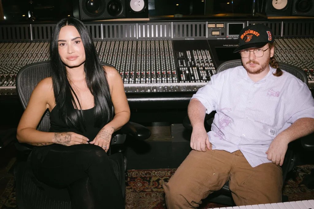 demilovatobr's tweet image. “Tem sido muito inspirador trabalhar com Demi e vivenciar sua jornada de crescimento contínuo. Ela é uma mestre no estúdio. Este álbum é sobre deixar as inibições de lado, e nos divertimos muito fazendo essas músicas! Isso transparece em todo o álbum.”
— Zhone, produtor musical…