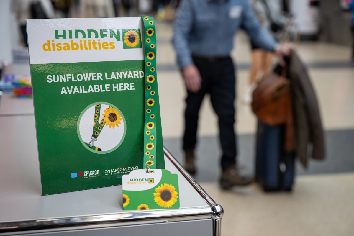 fly2ohare's tweet image. Making the invisible, visible. 🌻
O'Hare is proud to partner with the #HiddenDisabilitiesSunflower program to offer additional support to travelers with non-visible disabilities.
Learn more about the program and the importance of the sunflower icon at flychicago.com/sunflower.
