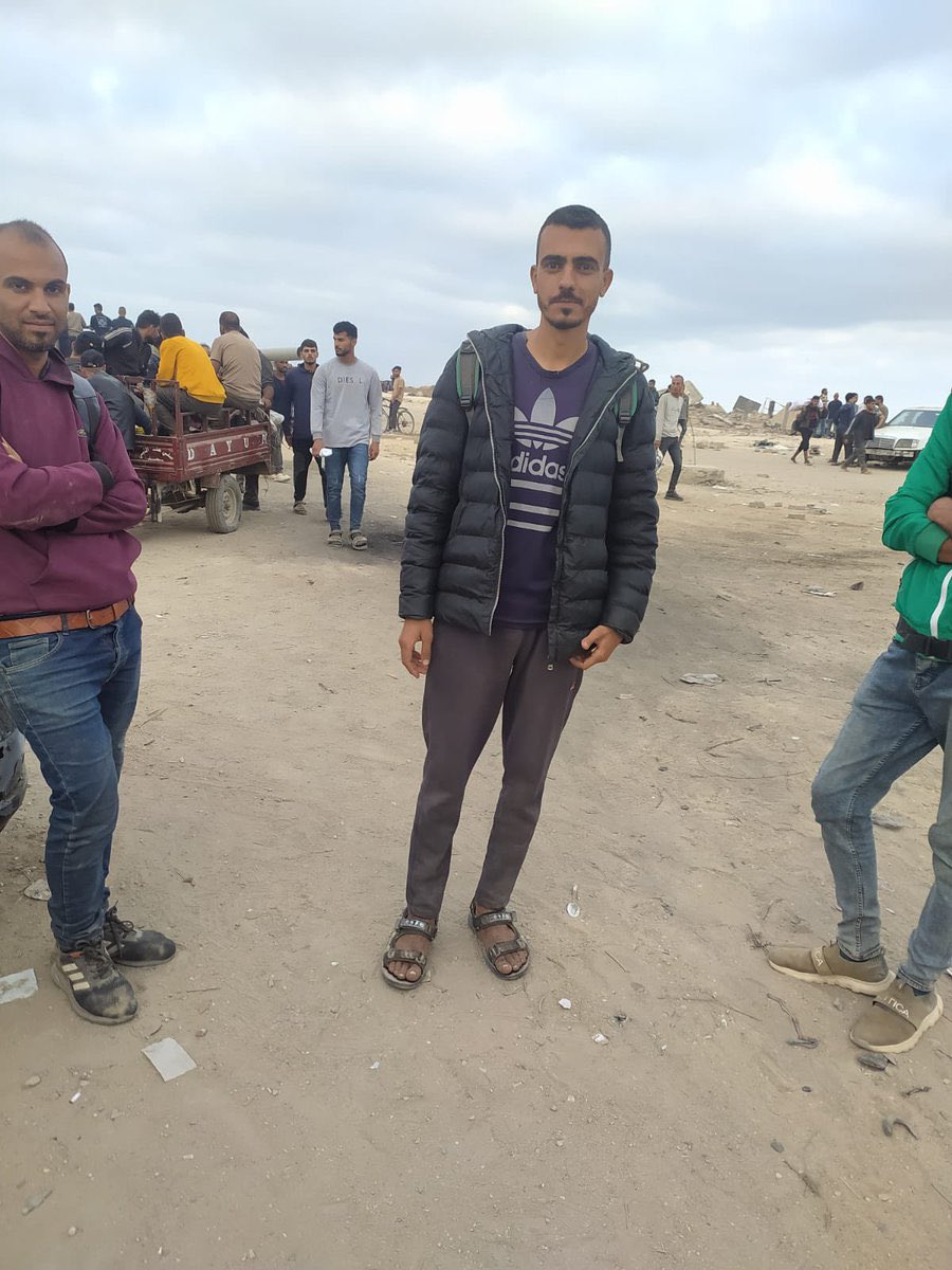 GehadfromGaza's tweet image. I decided to go to the “death traps”,
after I could no longer bear my children’s crying all night.
I endured one more day, but hunger was stronger than patience.
It wasn’t just my children who were hungry—my wife and I were too.
We hadn’t eaten since the morning.
I didn’t…