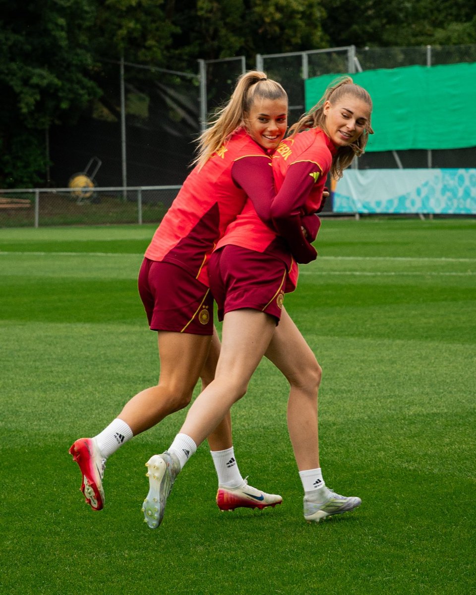 DFB_Team_EN's tweet image. Staying loose ahead of the #WEURO25 semi-final π
πΈ Yuliia Perekopaiko/DFB