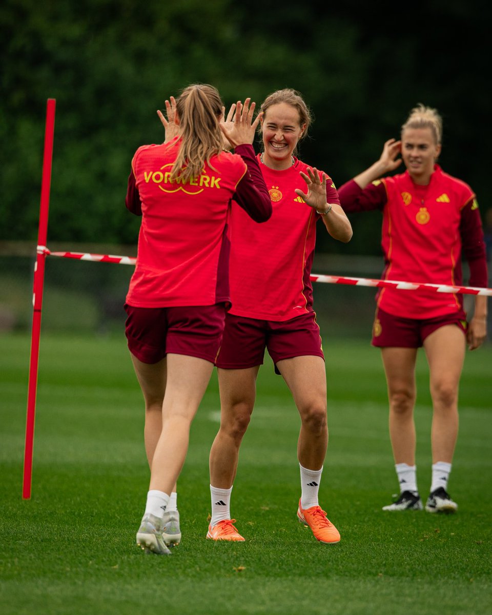 DFB_Team_EN's tweet image. Staying loose ahead of the #WEURO25 semi-final π
πΈ Yuliia Perekopaiko/DFB