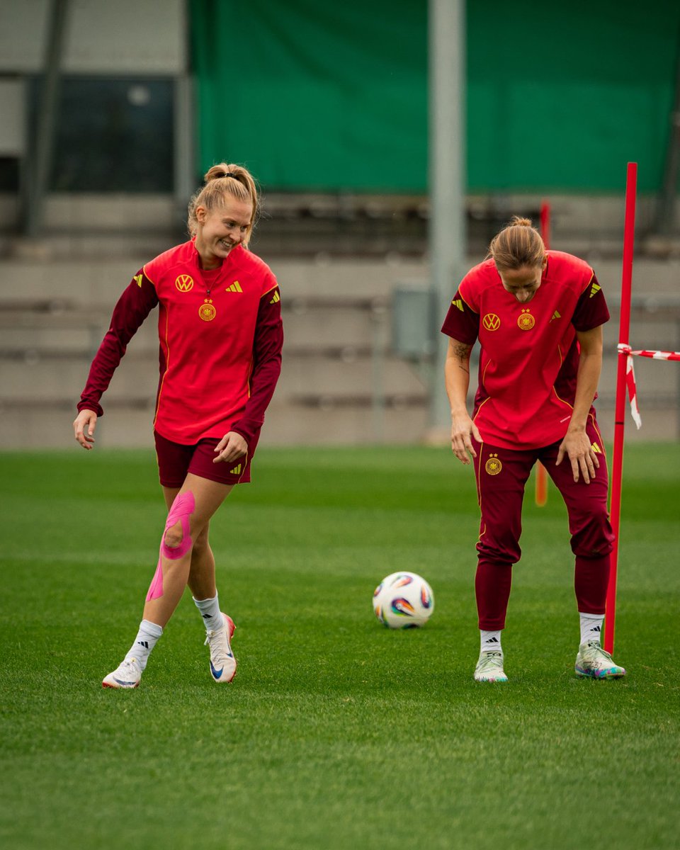 DFB_Team_EN's tweet image. Staying loose ahead of the #WEURO25 semi-final π
πΈ Yuliia Perekopaiko/DFB