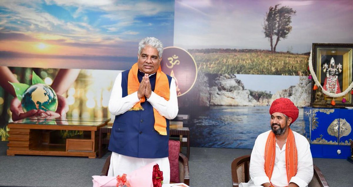 byadavbjp's tweet image. आज दिल्ली आवास पर श्री देवनारायण जन्मस्थली मालासेरी डूंगरी भीलवाड़ा राजस्थान के श्री @HemrajPoswal968 जी के साथ देश भर से आये गुर्जर समाज के लोगों से मुलाकात हुई।
हमने विभिन्न विषयों पर विस्तृत चर्चा की। सभी का धन्यवाद।