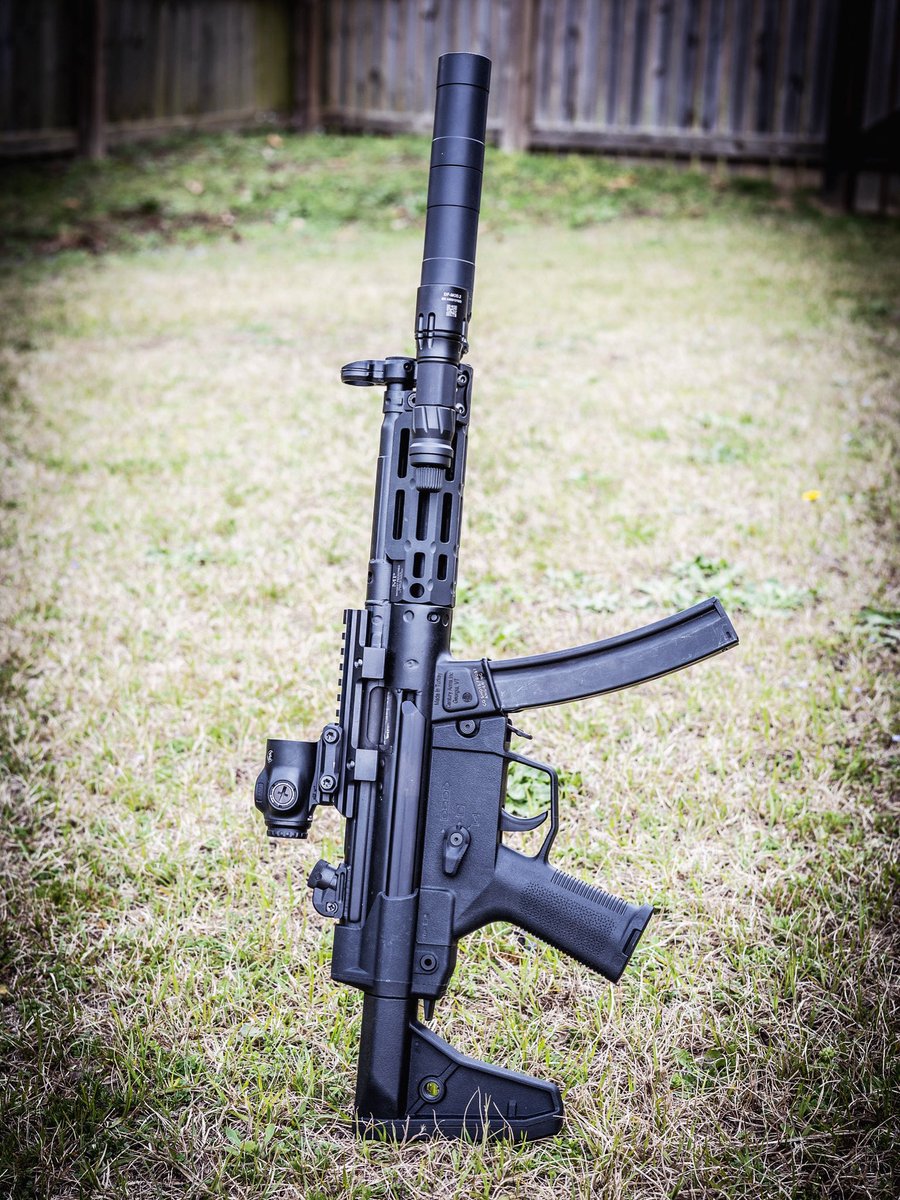 christian_grest's tweet image. Even the non-firearm folk recognize what these are. Arguably the most recognizable subgun in existence. #hk #ap5 #centuryarms #magpul #ruggedsuppressors #brownells #bureauofpropaganda