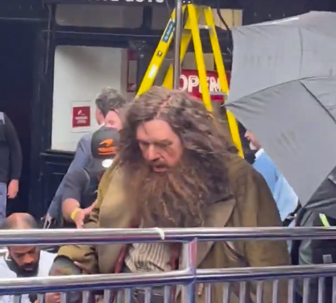WW_Direct's tweet image. Dominic McLaughlin (Harry Potter) and Nick Frost (Rubeus Hagrid) were spotted filming the HARRY POTTER TV series in London