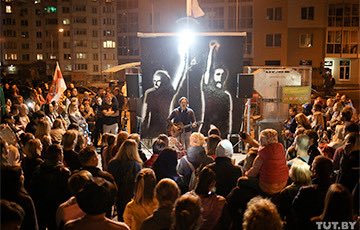 TatsianaKhomich's tweet image. #Belarus has begun prosecuting individuals linked to so-called “neighborhood chat groups.”
Human rights defenders report that several trials have already started, with more scheduled to follow. The cases involve people detained earlier in #2024 for their activity in private group…