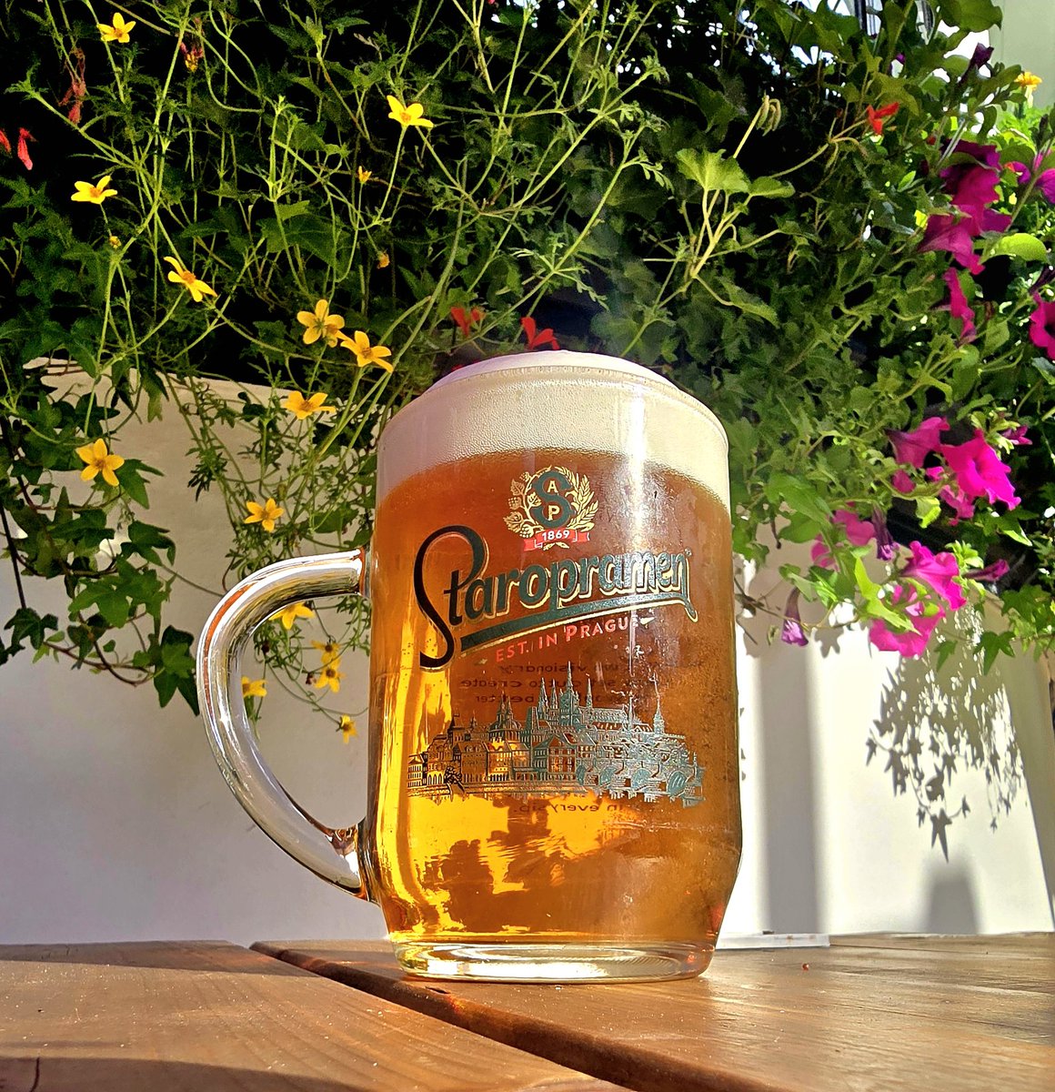 ChelseaDan5's tweet image. Almost perfect Pint of Staropramen in the right glass outside The Stags Head W1 If ever there's an endorsement of a Proper Pub I''s when the Guvnor of a Proper Boozer like Luke of The King & Queen W1 round the corner drink's in it when off duty,Protect Proper Boozers 🌧☀️🍻🍻
