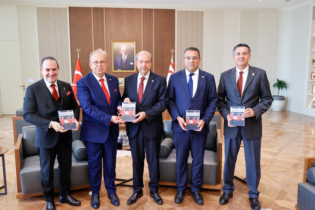 TÜRK DEGS / TURK MAGS (@turkdegs) on Twitter photo 🔴 Topkapı Üniversitesi tarafından yayımlanan ve editörlüğünü Prof.Dr. Emre Alkin ile Cihat Yaycı’nın yaptığı, KKTC Cumhurbaşkanı Sayın Ersin Tatar’ın yazdığı “Ersin Tatar’ın Gözü ile MAVİ VATAN” isimli kitap bugün Sayın Ersin TATAR tarafından Lefkoşa ‘da tanıtıldı.
<a href="/ErsinrTatar/">Ersin Tatar</a> 🔴 Topkapı Üniversitesi tarafından yayımlanan ve editörlüğünü Prof.Dr. Emre Alkin ile Cihat Yaycı’nın yaptığı, KKTC Cumhurbaşkanı Sayın Ersin Tatar’ın yazdığı “Ersin Tatar’ın Gözü ile MAVİ VATAN” isimli kitap bugün Sayın Ersin TATAR tarafından Lefkoşa ‘da tanıtıldı.
<a href="/ErsinrTatar/">Ersin Tatar</a>