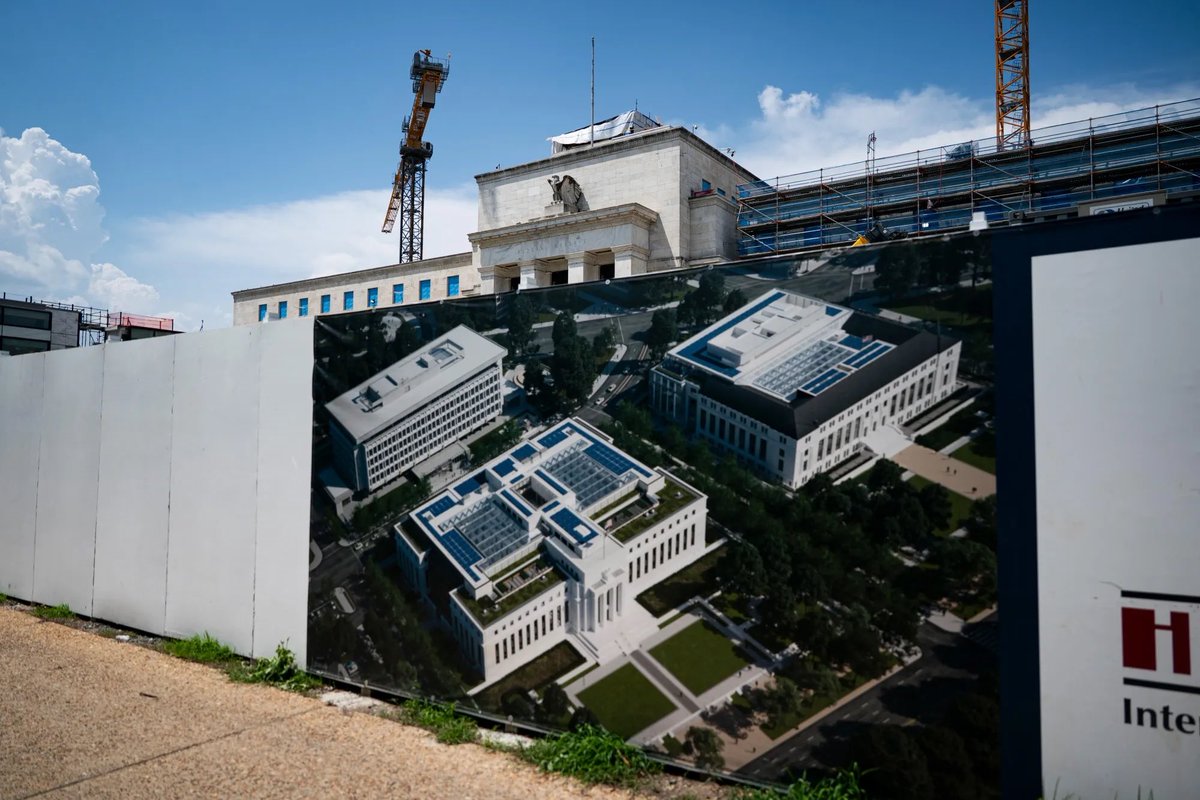 SaveUSAKitty's tweet image. BOOM! ๐ฅ
Rep. Luna @realannapaulina has referred Federal Reserve Chair Jerome โTOO LATEโ Powell to the DOJ for criminal perjury charges over his $2.5 billion Federal Reserve building renovation. She claims Powell misrepresented a $600 million cost overrun and denied luxuryโฆ