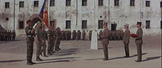 CUANDO MADRID FUE ÁFRICA (o Asia o París…)

Acabo de descubrir estas películas en las que se ambientaron ciertos rincones madrileños para que pareciera África.

Alain Delon saliendo del cuartel del Conde Duque hacia la plaza de Guardias de Corps, en Mando perdido (1966)

Anthony