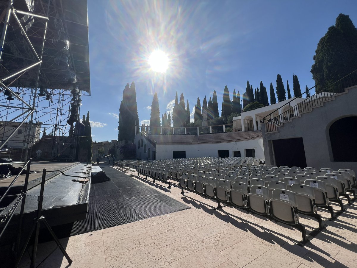 brianlforbes's tweet image. Gardone Riviera 🤩 #vittorialedegliitaliani #morrisseytour2025 #2025gigs