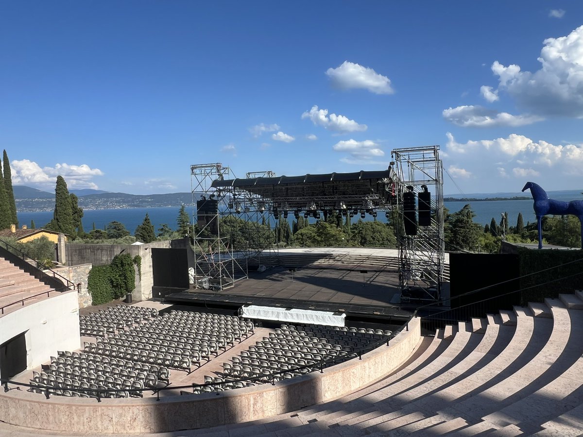 brianlforbes's tweet image. Gardone Riviera 🤩 #vittorialedegliitaliani #morrisseytour2025 #2025gigs