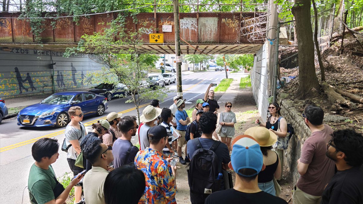 thequeenslink's tweet image. Thanks @yptnyc for joining us on a walking tour of the QueensLink right-of-way!! 馃尦馃殙 It was an amazing opportunity to showcase how community-oriented urban planning and transit solutions can help bring access and equity for Queens residents! Let's #BuildtheQueensLink