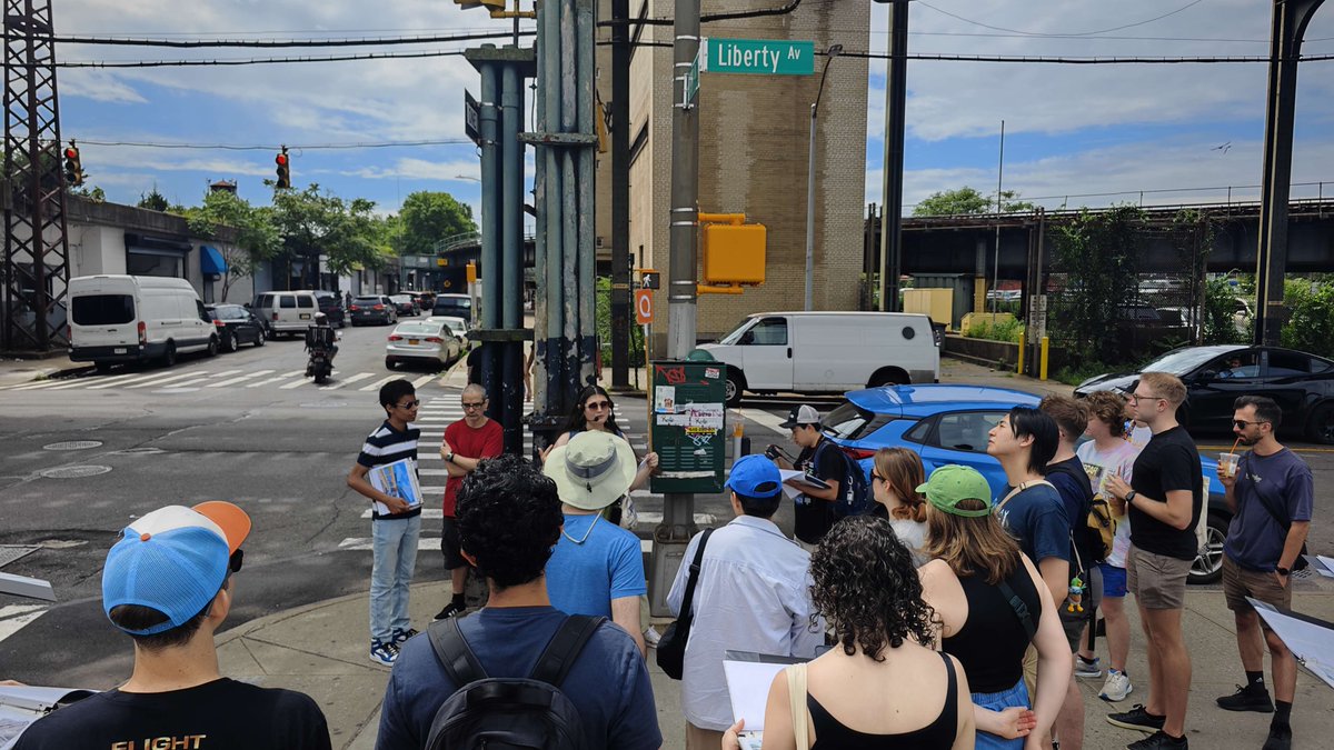 thequeenslink's tweet image. Thanks @yptnyc for joining us on a walking tour of the QueensLink right-of-way!! 馃尦馃殙 It was an amazing opportunity to showcase how community-oriented urban planning and transit solutions can help bring access and equity for Queens residents! Let's #BuildtheQueensLink