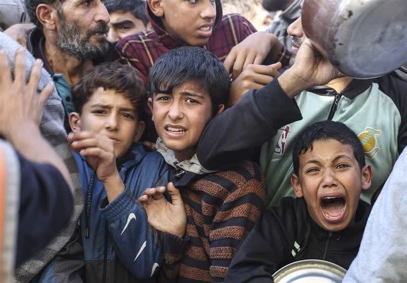 vaezemousavi's tweet image. Over 2 million people under siege
And the world just watches.
Humanity, lost !
These images aren’t from the Middle Ages.
They’re from today.
Right here,
In Gaza.
#GazaStarves
#GazaHolocaust
#غزة