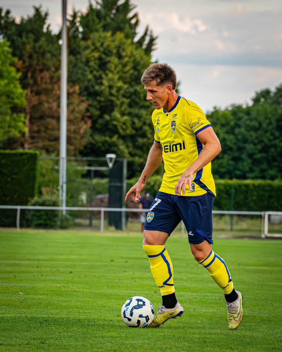La présentation des maillots ne reflète pas du tout ce qu’ils donnent sur les joueurs en match, c’est vraiment une réussite, avec le short et chaussettes, bravo <a href="/ELDERAOFFICIEL/">ELDERA</a> ! 🟡🔵
